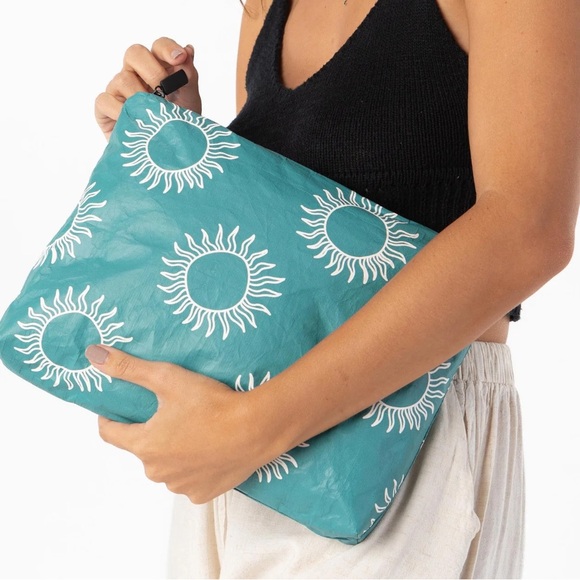 ☀️Aloha Collection MID Pouch☀️ - Picture 2 of 3